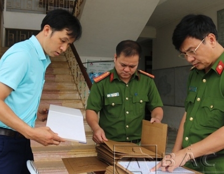 Đại tá Nguyễn Thanh Tuân – Phó Giám đốc Công an tỉnh trực tiếp kiểm tra phiếu thu thập thông tin dân cư tại xã Vân Tùng, huyện Ngân Sơn