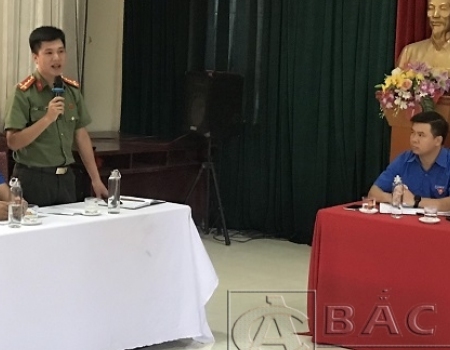 Đại úy Nguyễn Duy Quân, Bí thư Đoàn TN Công an tỉnh tham gia ý kiến tại diễn đàn