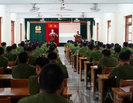 Đại tá Nguyễn Thanh Tuân-PGĐ Công an tỉnh phát biểu khai mạc lớp tập huấn nghiệp vụ QLHC về TTXH cho Công an xã