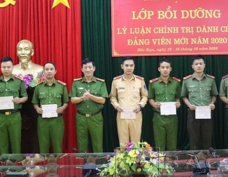 Đại tá Hà Trọng Trung – Phó Bí thư Đảng ủy, Phó Giám đốc Công an tỉnh trao chứng nhận cho các học viên hoàn thành lớp bồi dưỡng.