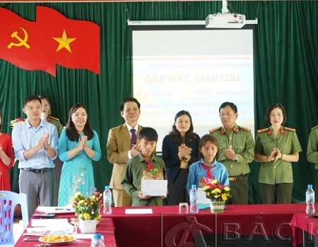 Hội phụ nữ Công an tỉnh tặng quà, nhận đỡ đầu 2 học sinh có hoàn cảnh đặc biệt khó khăn của xã Nam Mẫu
