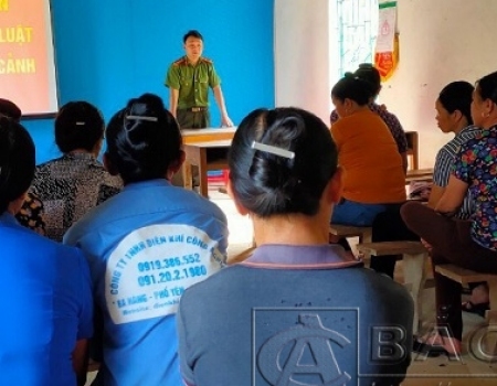 Công an huyện Bạch Thôg tổ chức tuyên truyền về Luật Xuất nhập cảnh tại thôn Pác Chang, xã Lục Bình