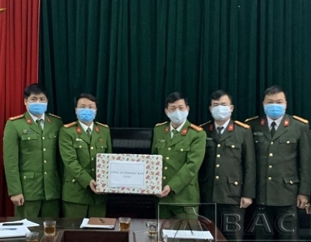 Đại tá Hà Trọng Trung   Phó Giám đốc Công an tỉnh tặng quà tết cho Công an huyện Ba Bể