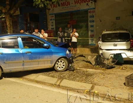 Sau khi gây tai nạn chiếc xe màu xanh  tiếp tục đâm vào 1 xe khác đang dừng  đỗ trên vỉa hè