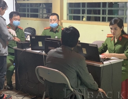 Tổ tăng cường của Phòng Cảnh sát QLHC về TTXH thu nhận hồ sơ CCCD tại điểm lưu động xã Mỹ Phương, huyện Ba Bể