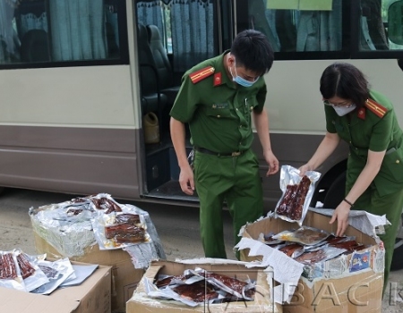 Lực lượng chức năng kiểm tra các thùng hàng chứa sản phẩm động vật đã qua chế biến gồm lạp sườn, ba chỉ lợn hun khói