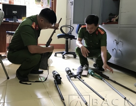 Công an xã Cao Sơn, huyện Bạch Thông thu hồi, vận động nhân dân giao nộp các loại súng săn