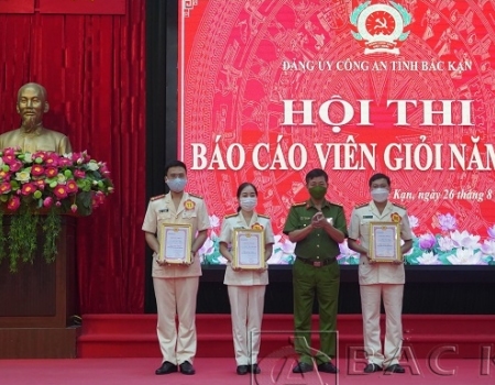 Đồng chí Hà Trọng Trung – Phó Bí thư Đảng ủy Công an tỉnh trao giải Nhất, Nhì cho các thí sinh