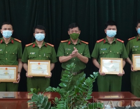 Đại tá Hà Trọng Trung – Phó Giám đốc Công an tỉnh trao Giấy khen cho tập thể, cá nhân Phòng Cảnh sát hình sự