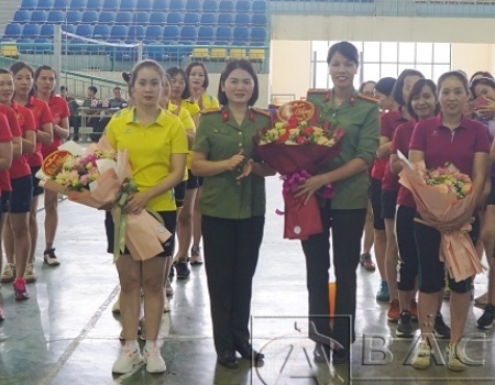 Trung tá Lâm Thị Thu Hiền   Chủ tịch Hội Phụ nữ Công an tỉnh Bắc Kạn tặng hoa các đội bóng