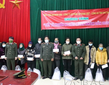 Đại diện lãnh đạo các đơn vị trao quà và gạo cho các gia đình khó khăn tại xã Cẩm Giàng, huyện Bạch Thông