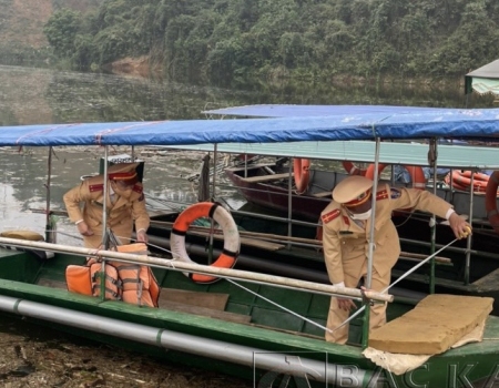 Lực lượng Cảnh sát giao thông tiến hành kiểm tra an toàn phương tiện