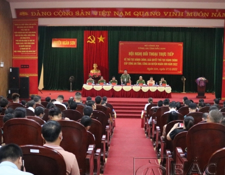 Đại tá Hà Văn Tuyên giải trình các ý kiến tại buổi Đối thoại