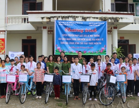 Tặng xe đạp cho học sinh Trường Tiểu học và THCS An Thắng