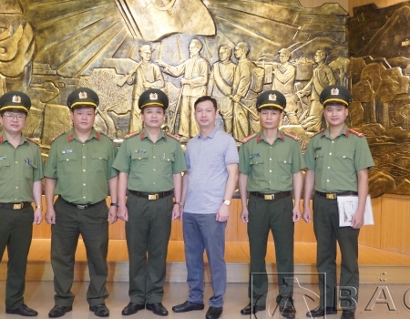 Thanh tra Công an Bắc Kạn chụp ảnh lưu niệm trong chuyến công tác tại tỉnh Cao Bằng