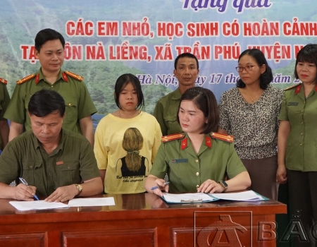 Các đơn vị ký kết nhận đỡ đầu em Nông Thị Hương Đào.