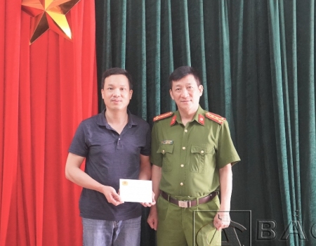 Đại tá Hà Trọng Trung thưởng nóng CBCS tham gia phá án