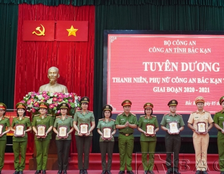       Đại tá Nguyễn Thanh Tuân, Phó Giám đốc Công an tỉnh trao giải thưởng Thanh niên, Phụ nữ tiêu biểu cho các cá nhân.