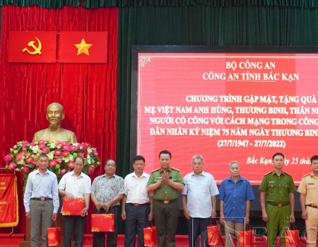 Đại tá Hà Văn Tuyên, tặng quà các thương binh CAND