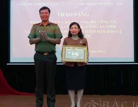 Đại tá Vũ Văn Quân trao Bằng khen của Bộ Công an cho Ngân hàng Nhà nước