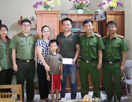Đại tá Hà Trọng Trung, Phó Bí thư Đảng uỷ, Phó Giám đốc Công an tỉnh thăm gia đình đồng chí Hà Nhân Thái, Phòng Cảnh sát hình sự.