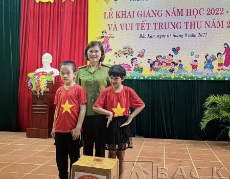  Trung tá Lâm Thị Thu Hiền, Chủ tịch Hội Phụ nữ Công an tỉnh Bắc Kạn tặng quà cho các em nhỏ tại Trung tâm giáo dục trẻ em khuyết tật tỉnh Bắc Kạn