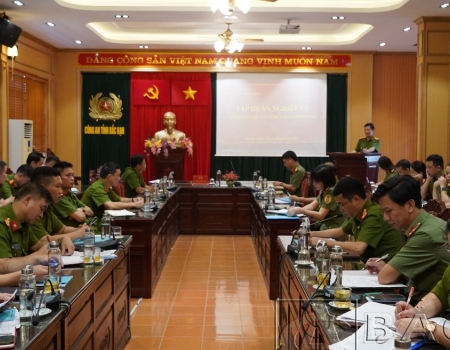 Đại tá Hà Trọng Trung phát biểu khai mạc lớp tập huấn
