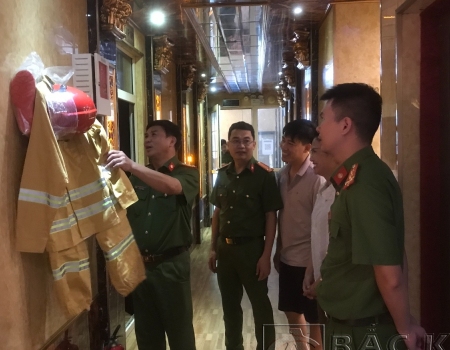  Đại tá Nguyễn Thanh Tuân, Phó Giám đốc Công an tỉnh trực tiếp chỉ đạo công tác kiểm tra điều kiện an toàn về PCCC tại quán karaoke New1 trên địa bàn Thành phố Bắc Kạn