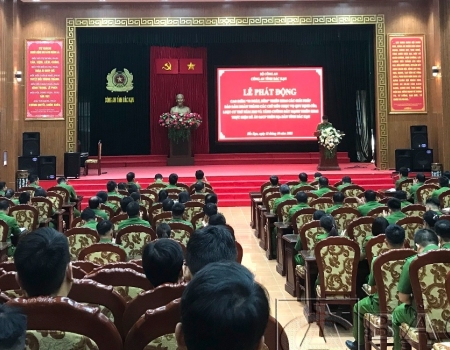 Đại tá Nguyễn Thanh Tuân, Phó Giám đốc Công an tỉnh phát biểu tại buổi lễ, thực hiện cao điểm “90 ngày đêm”.
