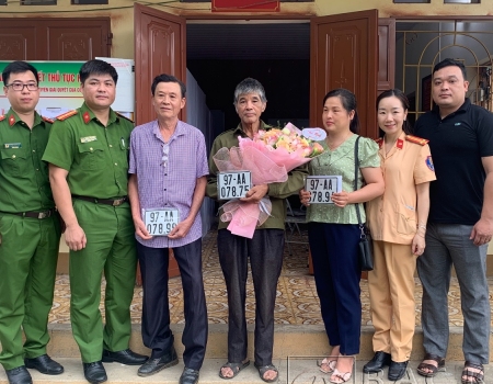 Lực lượng công an và đại diện chính quyền địa phương tặng hoa chúc mừng 03 công dân đầu tiên của xã Thượng Giáo, huyện Ba Bể đến đăng ký xe mô tô