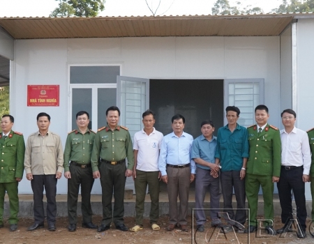 Đại tá Hà Văn Tuyên và đại diện chính quyền địa phương trao nhà cho gia đình ông Khìn