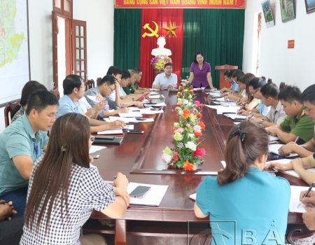 Đồng chí Phương Thị Thanh, Phó Bí thư thường trực tỉnh uỷ, Chủ tịch HĐND tỉnh kiểm tra công tác tín ngưỡng, tôn giáo tại thị trấn Nà Phặc.