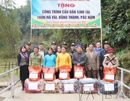 Các đơn vị và các nhà hảo tâm trao quà và bàn giao công trình tại thôn Nà Vài, xã Bằng Thành.