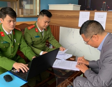 Phòng Cảnh sát quản lý hành chính về TTXH Công an tỉnh kiểm tra tại điểm kinh doanh số 02, phường Phùng Chí Kiên