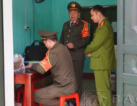 Công an tỉnh kiểm tra việc chấp hành Điều lệnh CAND tại Công an xã Tân Tú, huyện Bạch Thông.