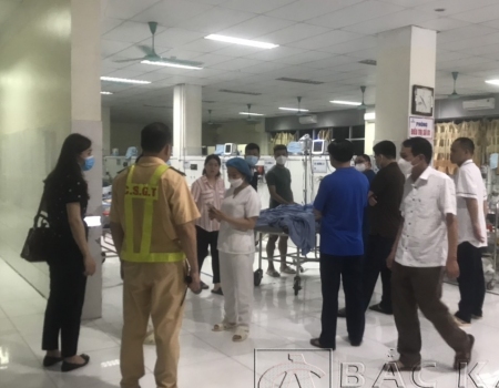 Thiếu tá Dương Xuân Kiệm được đưa đến cấp cứu tại Bệnh viện đa khoa Bắc Kạn