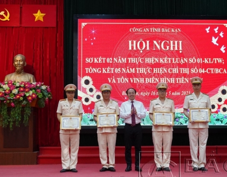 Đồng chí Nguyễn Đăng Bình, Phó Bí thư Tỉnh uỷ, Chủ tịch UBND tỉnh trao Bằng khen cho các tập thể, cá nhân