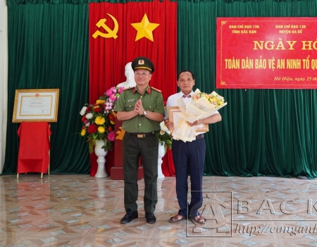 Đại tá Nguyễn Thanh Bình, Phó Cục trưởng Cục Xây dựng phong trào toàn dân bảo vệ an ninh Tổ quốc, trao Bằng khen của Bộ Công an cho cán bộ và Nhân dân xã Hà hiệu