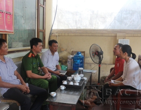 Đội công tác xã hội tình nguyện phối hợp với Công an phường Phùng Chí Kiên tuyên truyền pháp luật ở cộng đồng