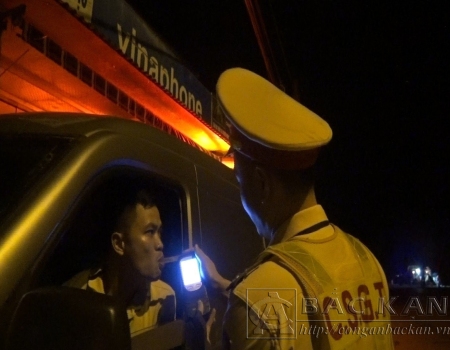 Cảnh sát giao thông kiểm tra nồng độ cồn đối với lái xe vận tải hành khách