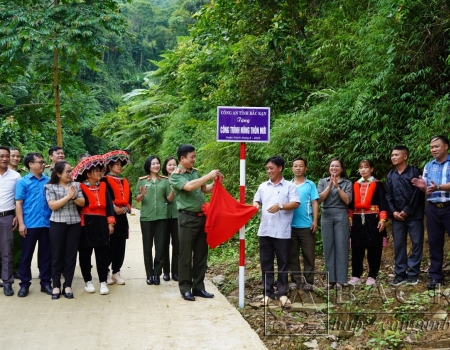 Đại tá Thăng Quang Huy và chính quyền địa phương thực hiện nghi thức khánh thành công trình đường giao thông liên thôn
