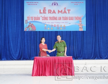 Đội CSGT-TT Công an huyện và Công an xã Bình Trung, huyện Chợ Đồn tổ chức ký cam kết đối với chủ phương tiện giao thông cơ giới đường bộ