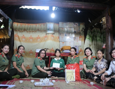Hội phụ nữ khối trực thuộc Công an tỉnh và chính quyền địa phương ký kết, thực hiện chương trình “ Mẹ đỡ đầu” cháu Triệu Thị Hoa