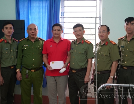 Đại tá Hà Trọng Trung - Phó Giám đốc Công an tỉnh cùng đoàn công tác đến thăm, động viên Thiếu tá Lý Văn Khánh