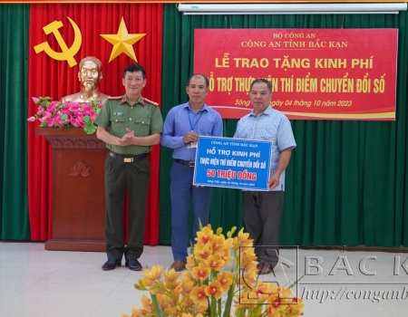 Đại tá Hà Trọng Trung – Phó Giám đốc Công an tỉnh trao kinh phí hỗ trợ phường Sông Cầu thực hiện thí điểm chuyển đổi số