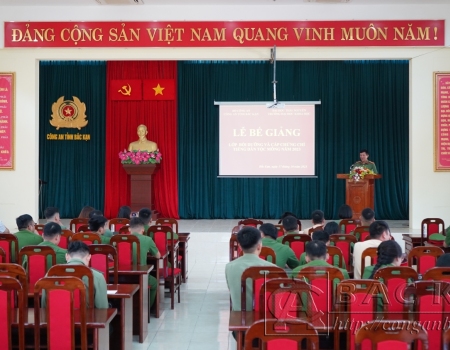 Đại tá Hà Trọng Trung- Phó Giám đốc Công an tỉnh phát biểu giao nhiệm vụ đối với các học viên