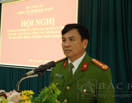 Đại tá. TS Nguyễn Thanh Tuân, Phó Giám đốc Công an tỉnh phát biểu giao nhiệm vụ cho cán bộ tham gia lớp tập huấn