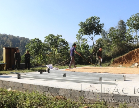 Kiểm tra tiến độ xây dựng tại thôn Khuổi Diễn, xã Cốc Đán, huyện Ngân Sơn