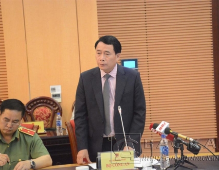 Thượng tá Lê Hồng Giang – Phó Giám đốc Công an tỉnh trao tặng Giấy khen cho tập thể, cá nhân có thành tích trong truy bắt đối tượng cướp tài sản