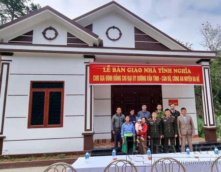 Đại tá Hà Trọng Trung - Phó Bí thư Đảng uỷ, Phó Giám đốc Công an tỉnh (đứng thứ 2 bìa phải hàng trước), đại biểu và gia đình Đại uý Dương Văn Tính chụp ảnh lưu niệm tại buổi lễ